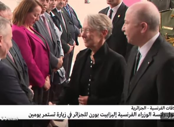 Elisabeth Borne est accueillie à l'aéroport d'Alger - 9 octobre 2022