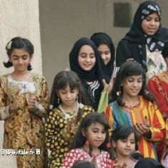 Qatar, jeunes filles en tenues traditionnelles qataries