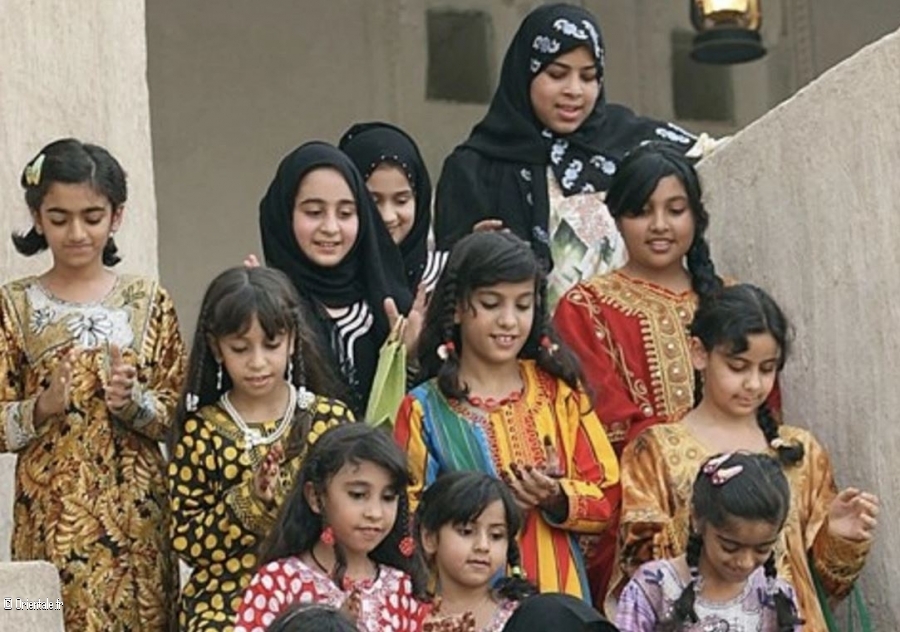 Qatar, jeunes filles en tenues traditionnelles qataries