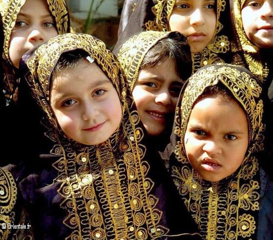 Filles du Qatar en tenue traditionnelle