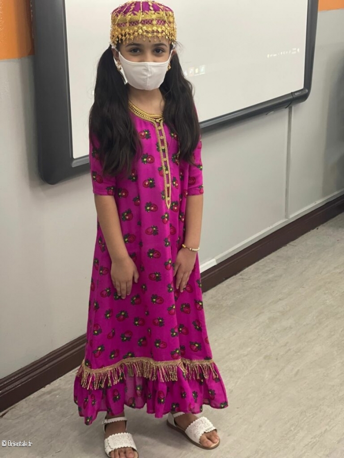Petite fille du Qatar avec sa robe traditionnelle