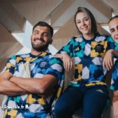 Des footballeurs algériens posent avec le maillot d'Adidas
