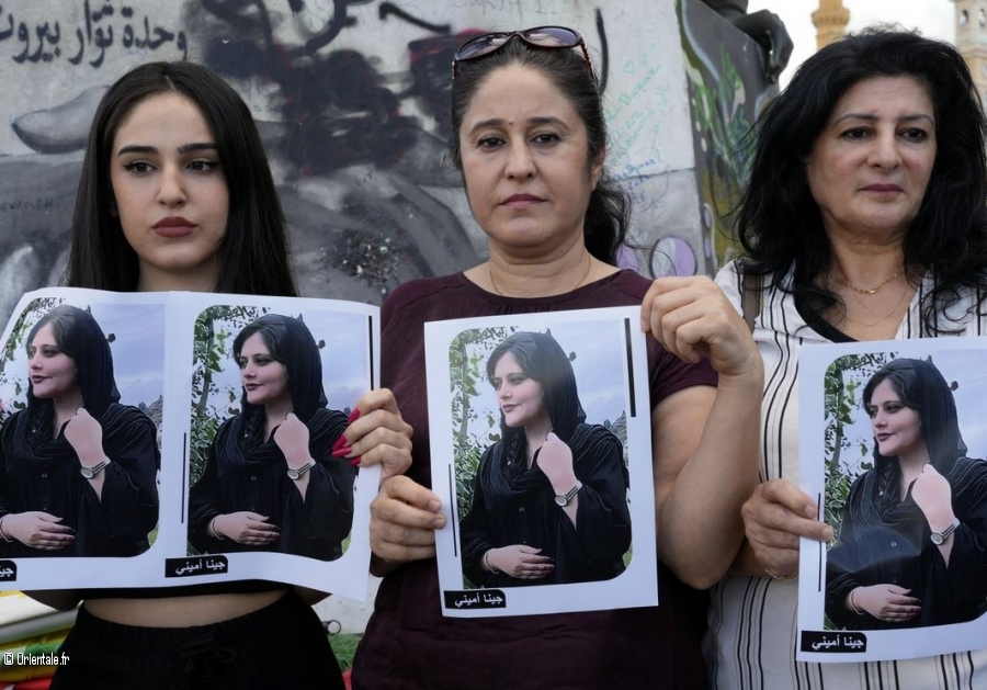 Des militantes kurdes tiennent un portrait de Mahsa Amini, en soutien à la jeune Iranienne