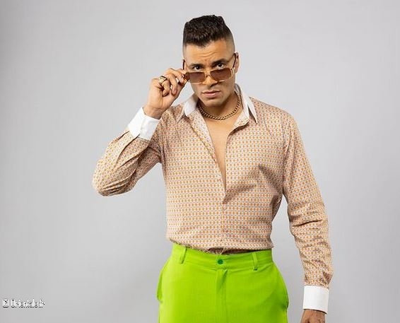 Hassan Shakosh, critiqué pour son look des années 70 Hassan Shakosh, critiqué pour son look des années 70