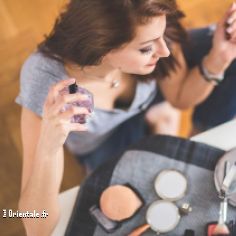 Femme qui met du parfum!