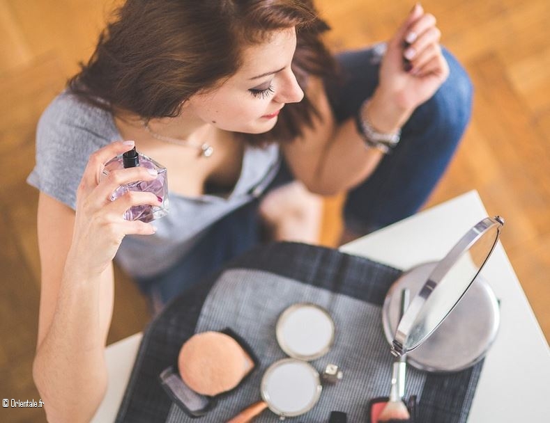 Femme qui met du parfum! Femme qui met du parfum!