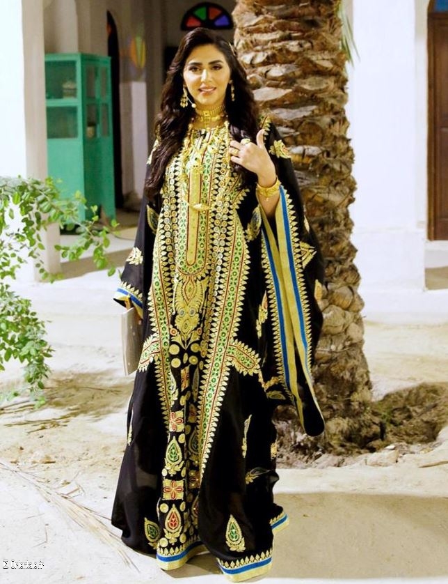 Femme saoudienne avec Thobe Najdi (robe traditionnelle)