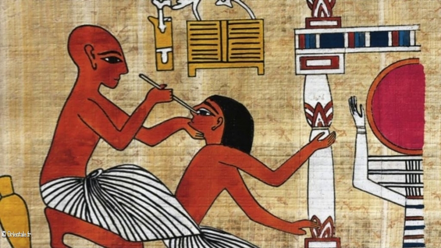 Un médecin égyptien soigne son patient