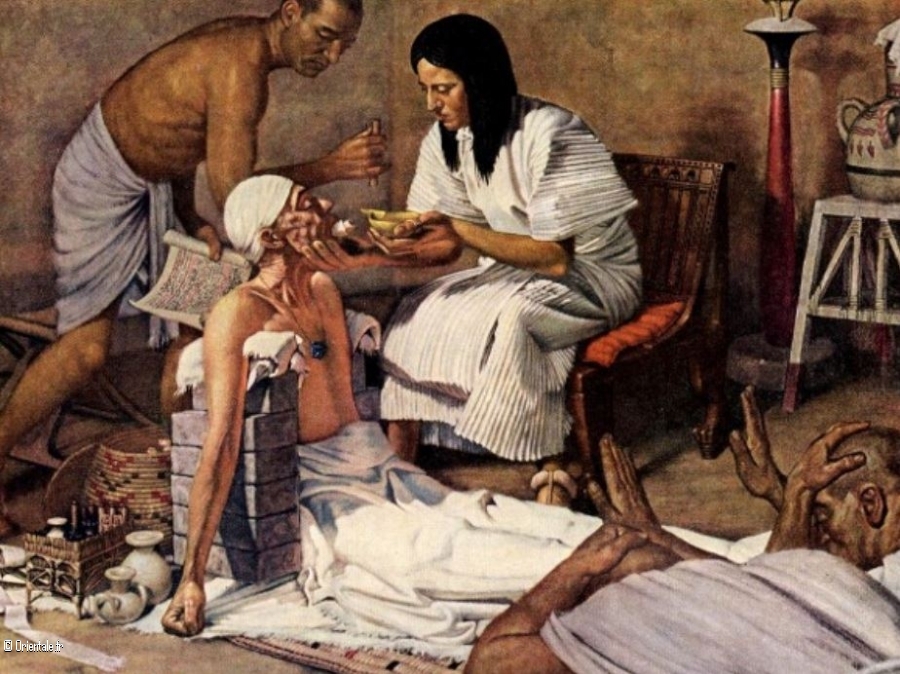 Des médecins égyptiens s'affairent pour soigner en urgence un patient (Image Robert Thom)