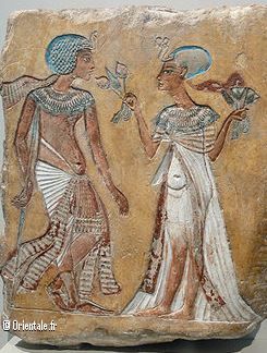 Bas-relief d'El Amarna représentant Akhenaton et son épouse, Néfertiti