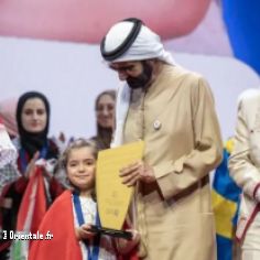 Le cheikh Mohammed bin Rashid Al Maktoum remet le prix à la petite fille syrienne