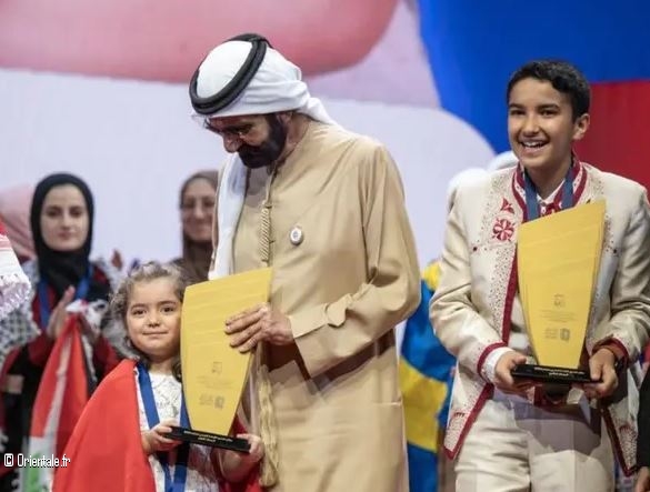 Le cheikh Mohammed bin Rashid Al Maktoum remet le prix à la petite fille syrienne Le cheikh Mohammed bin Rashid Al Maktoum remet le prix à la petite fille syrienne