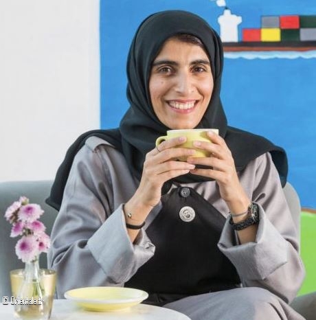 Une femme déguste un café aux Emirats