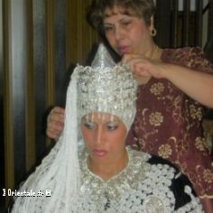 Une femme prépare une Algérienne pour un mariage