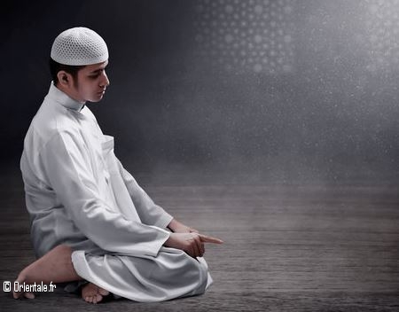 Homme musulman qui prie Homme musulman qui prie
