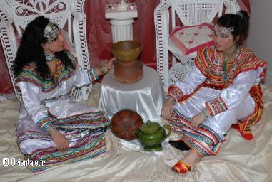 Femmes kabyles assises