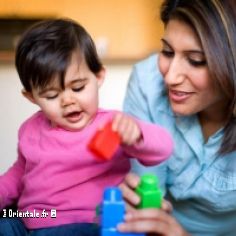 Maman qui joue avec son bb