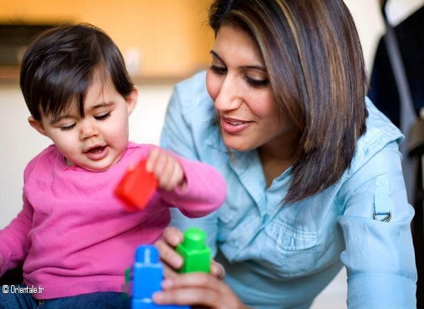 Maman qui joue avec son bb