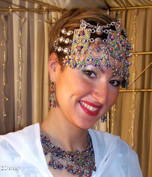 Femme portant des bijoux kabyles