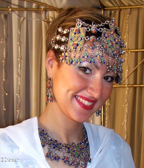 Femme portant des bijoux kabyles Femme portant des bijoux kabyles