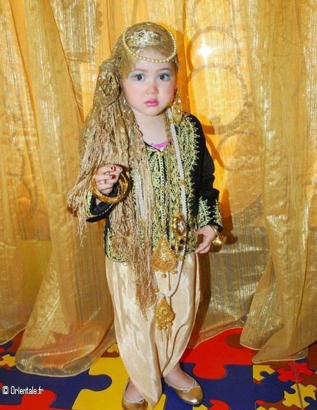 Fillette algérienne habillée avec une tenue traditionnelle algéroise