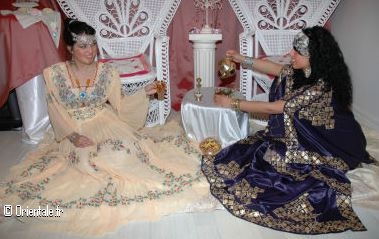 Femmes kabyles d'aujourd'hui, assises