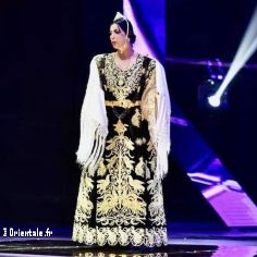 Robe en velours brode en or