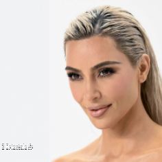 Kim Kardashian avec les cheveux presque blonds