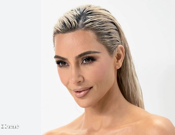 Kim Kardashian avec les cheveux presque blonds