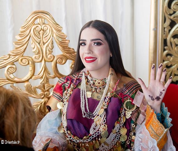 Une mariée tunisienne fière de montrer son henné!
