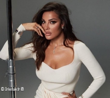 Nadine Njeim dans une robe blanche