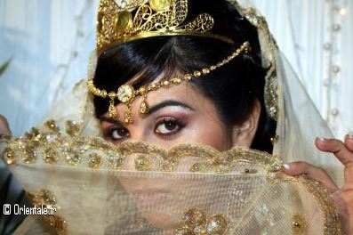 Mariée algérienne en tenue traditionnelle