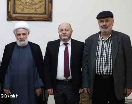 Naim Qassem (à gauche, avec le turban) en présence des principaux représentants des Syndicats libanais