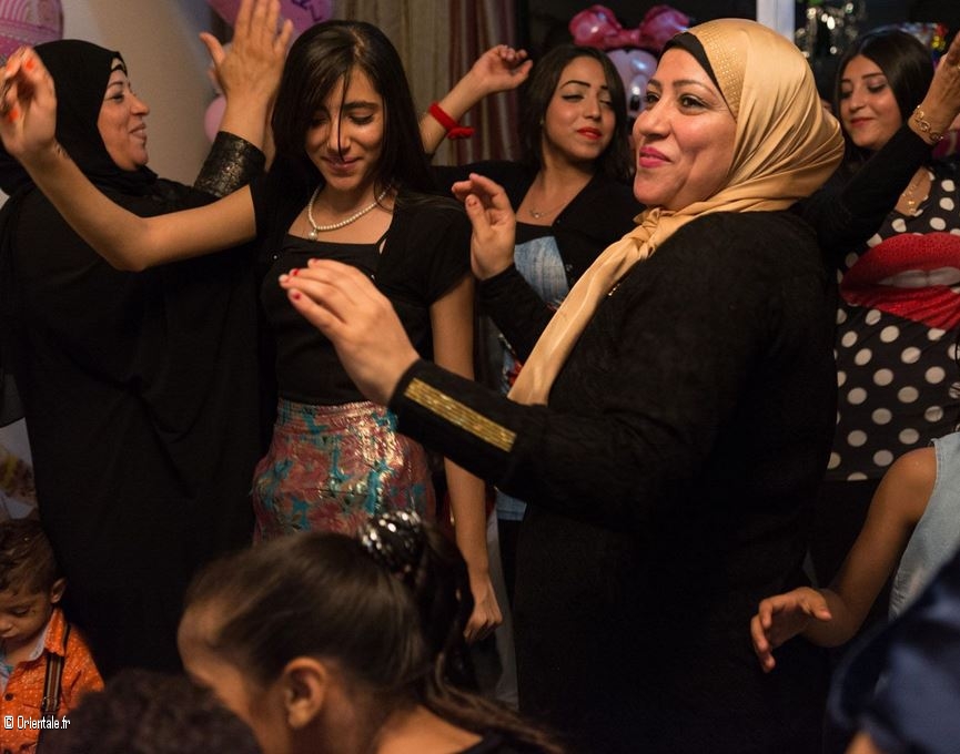 Des femmes égyptiennes dansent pour fêter une naissance