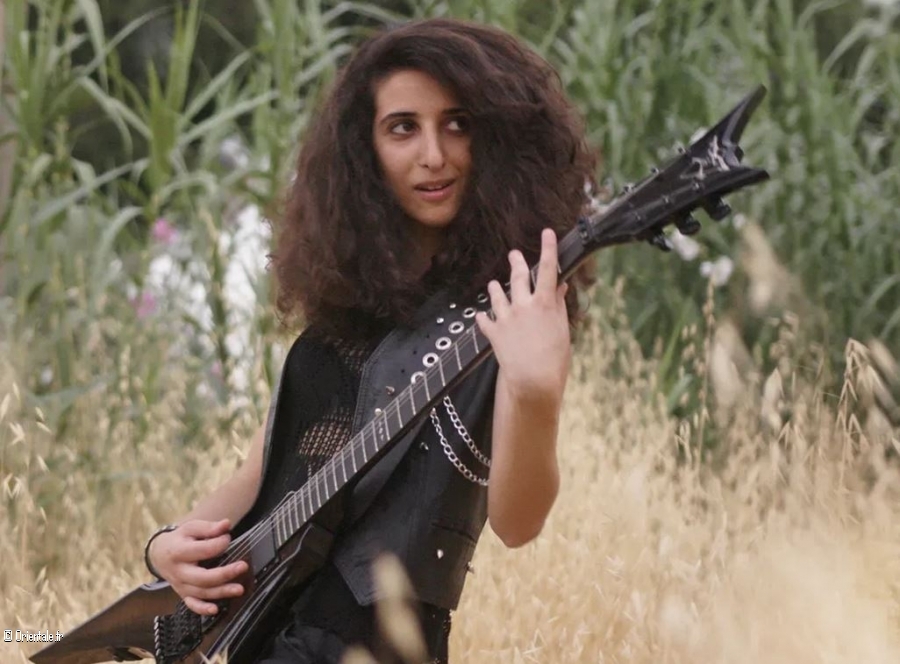 Lilas Mayassi, guitariste !