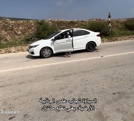 La pente où la voiture remonte à Oman La pente où la voiture remonte à Oman