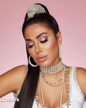 Huda Kattan avec des colliers et des bracelets en perle