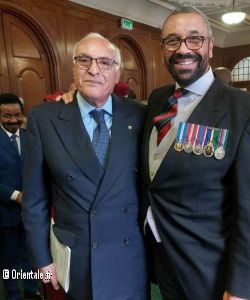 Ahmed Ataf à la cérémonie de couronnement du roi Charles III, ici avec son homologue James Cleverly