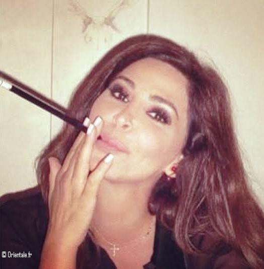 La chanteuse Elissa fumant une cigarette