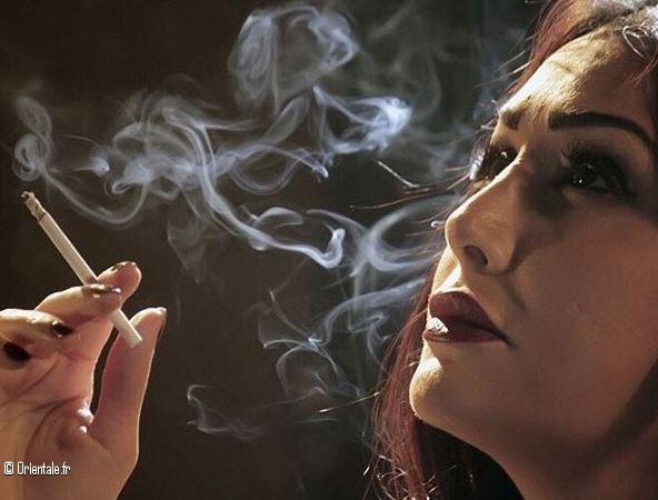 L'actrice égyptienne Ghada Abdel Razek fume dans une scène de film