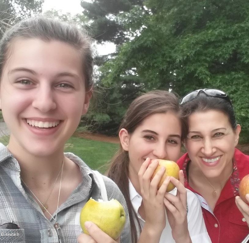 Hanada Taha avec ses filles Raya ( g.) et Yasmine ( d.)