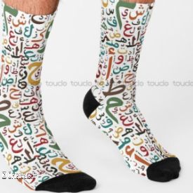 Chaussettes avec des lettres en calligraphie arabe