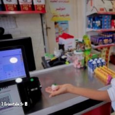 Un enfant gazoui achte un bonbon en forme d'oeil ensanglant!