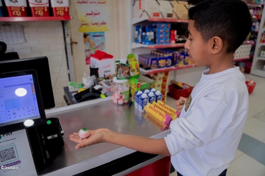 Un enfant gazoui achte un bonbon en forme d'oeil ensanglant!