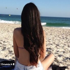 Une jeune femme profite de la plage en Alg�rie
