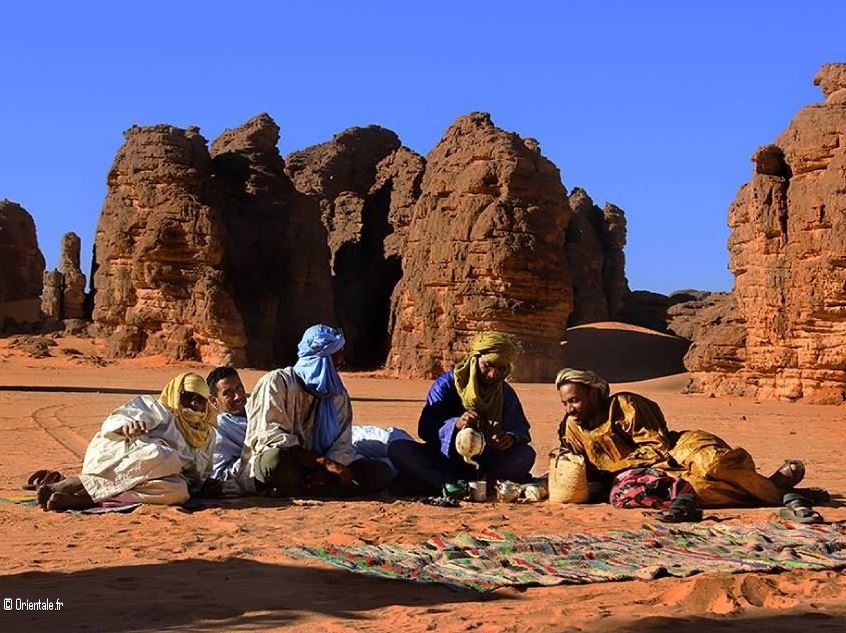 Des Touaregs boivent le th  Djanet, Algrie