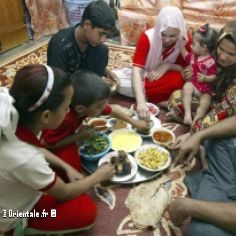 Une famille arabe mange selon la tradition bédouine
