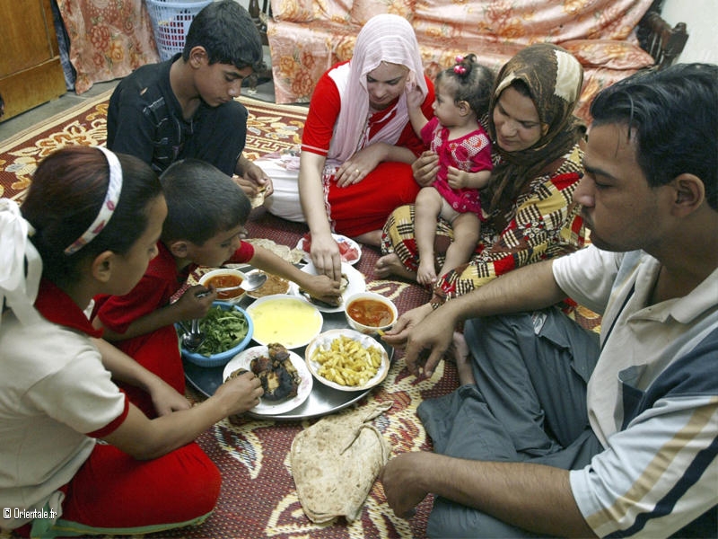 Une famille arabe mange selon la tradition bédouine
