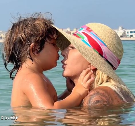 Joelle Mardinian et son fils adoptif dans le bain