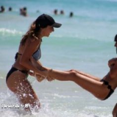 Des Algriennes jouent  la plage